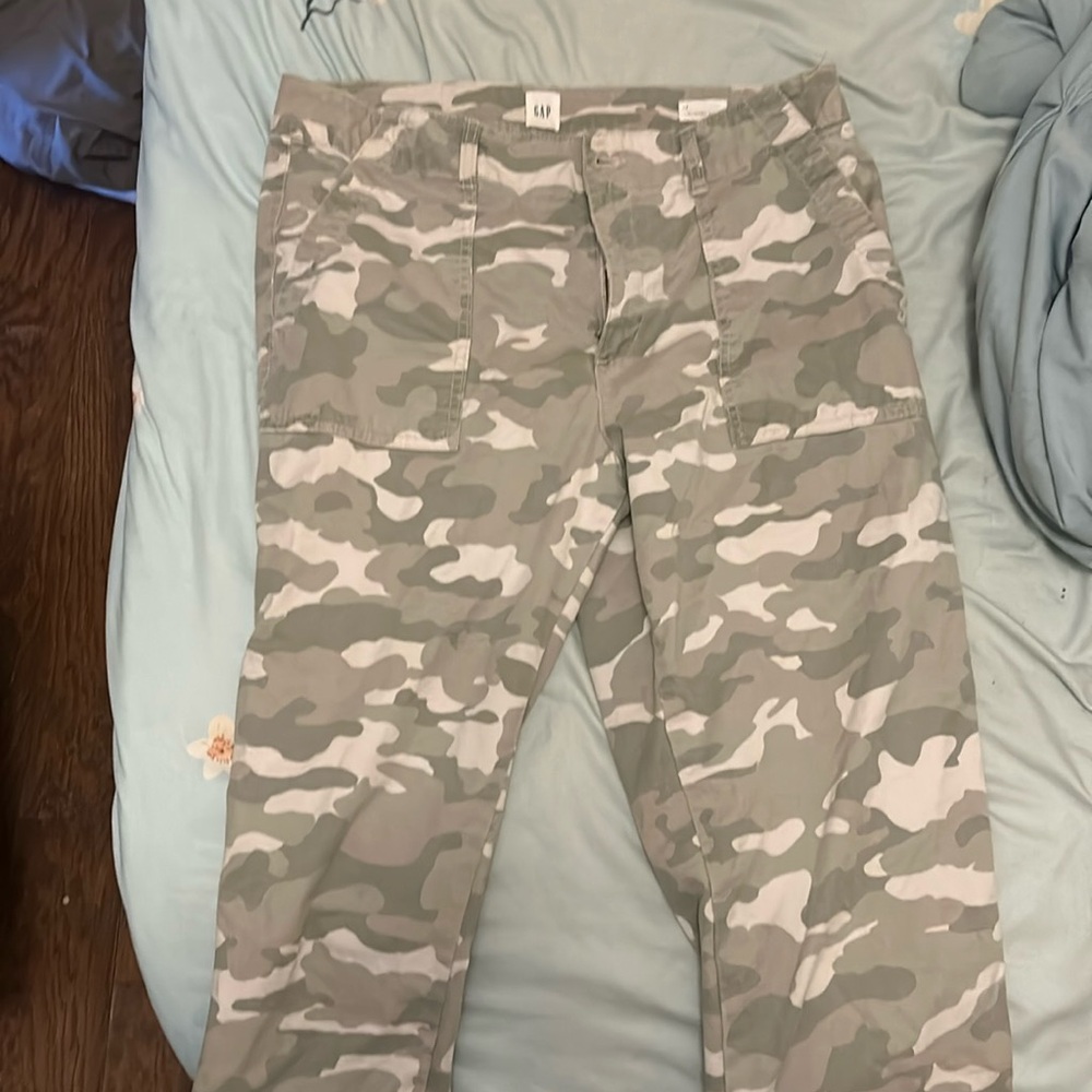 Gap girlfriend khaki capris